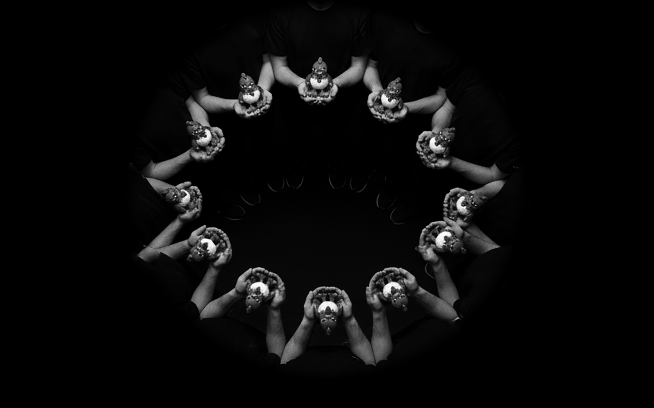 Коллекционные объекты на полке